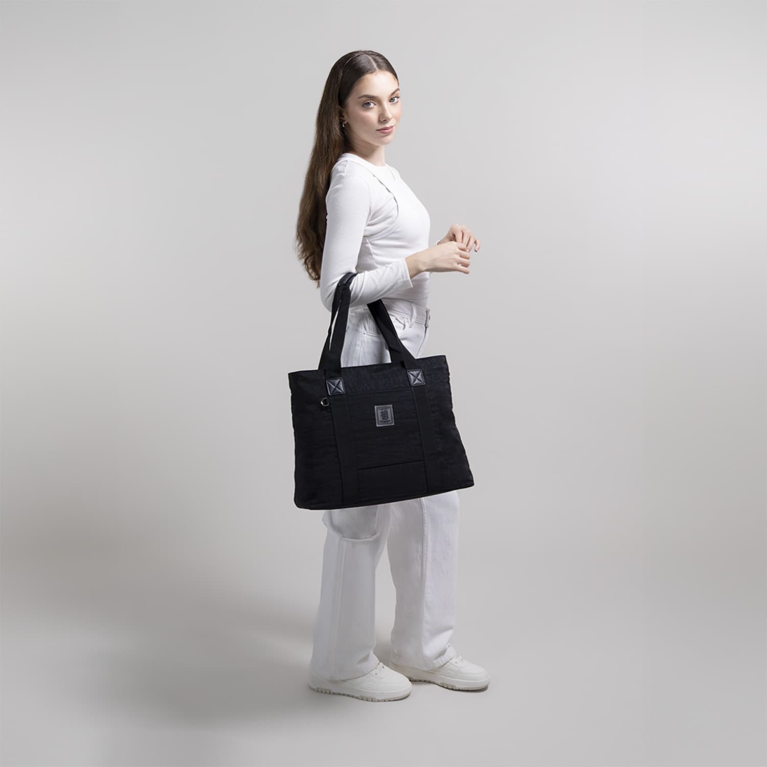 Bolsa grande para dama 1818 by Chenson color negro con amplio espacio - vista 2