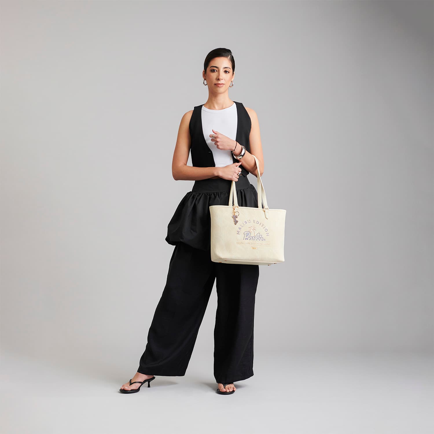 Bolsa grande para dama Barbie by Chenson Amarillo con compartimentos - vista 2