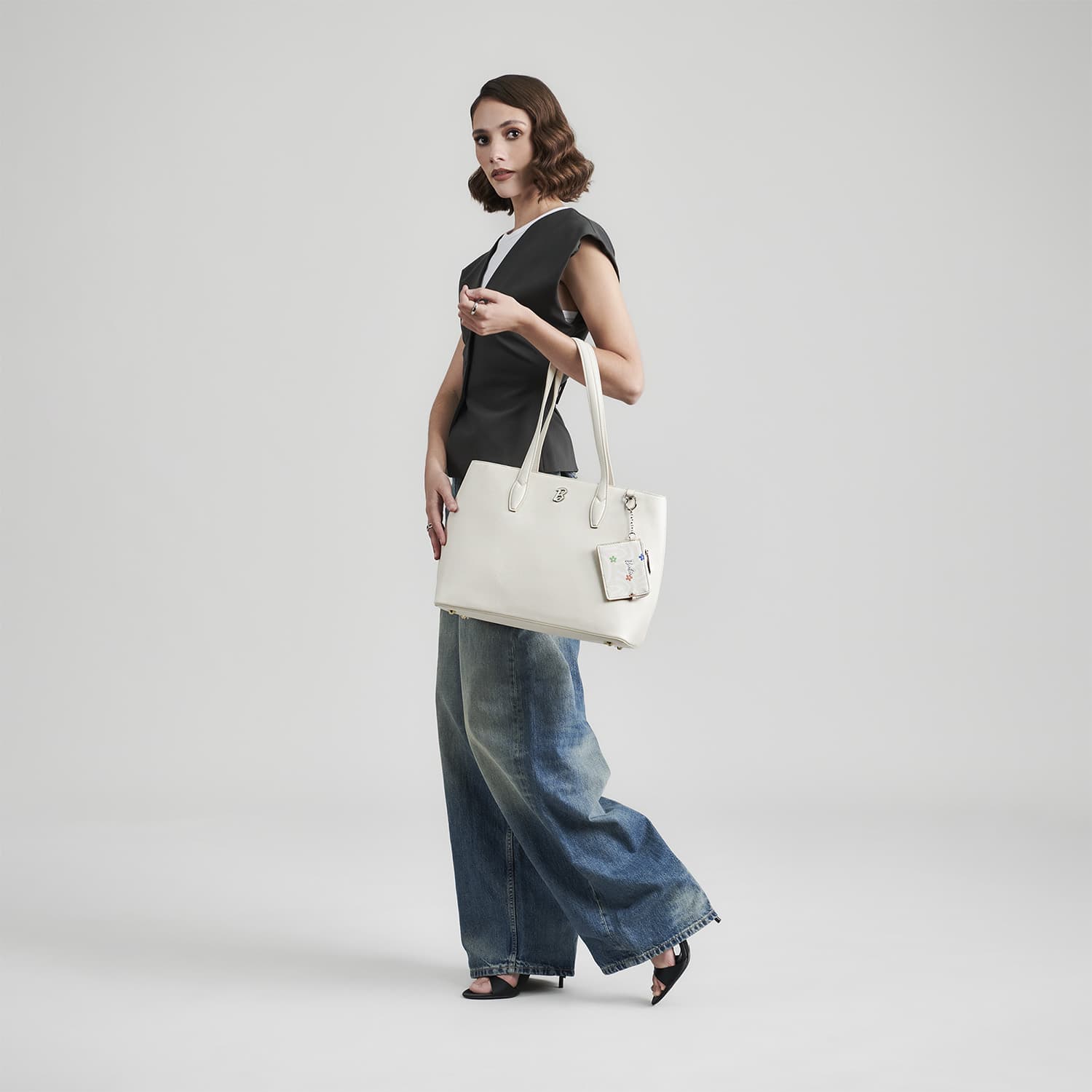 Bolsa grande para dama Barbie by Chenson en color beige con doble compartimento - vista 2