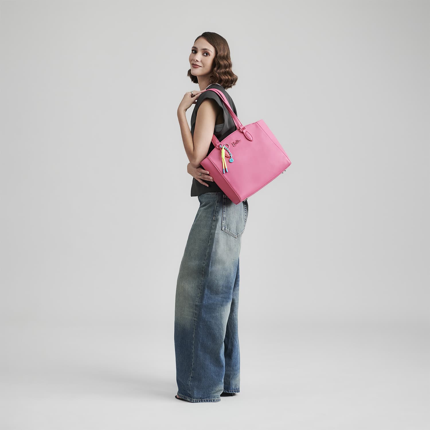 Bolsa grande para dama Barbie by Chenson color rosa con estilo moderno - vista 2