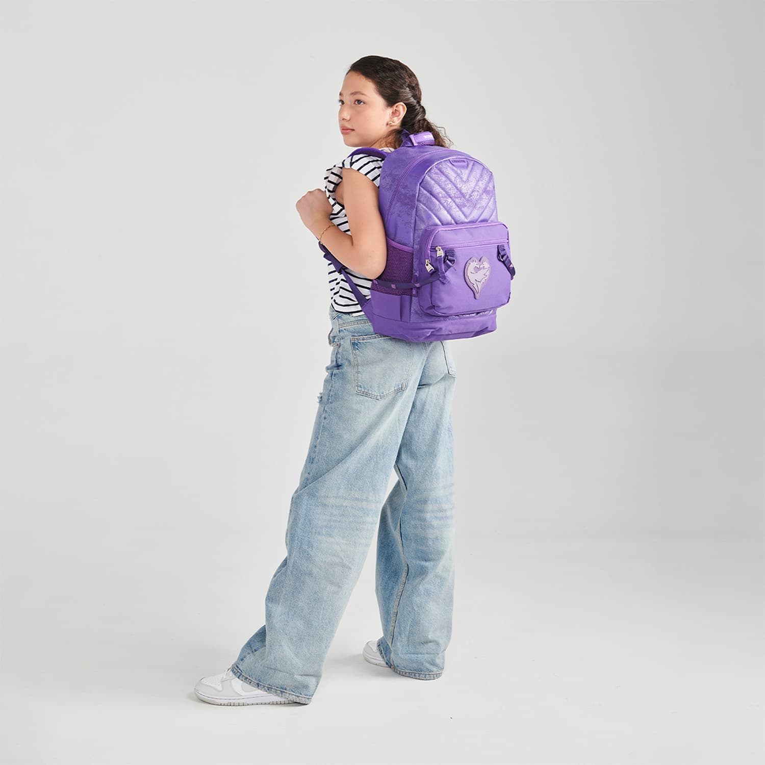 Mochila escolar para niña Descendientes by Chenson color uva divertida y segura - vista 2