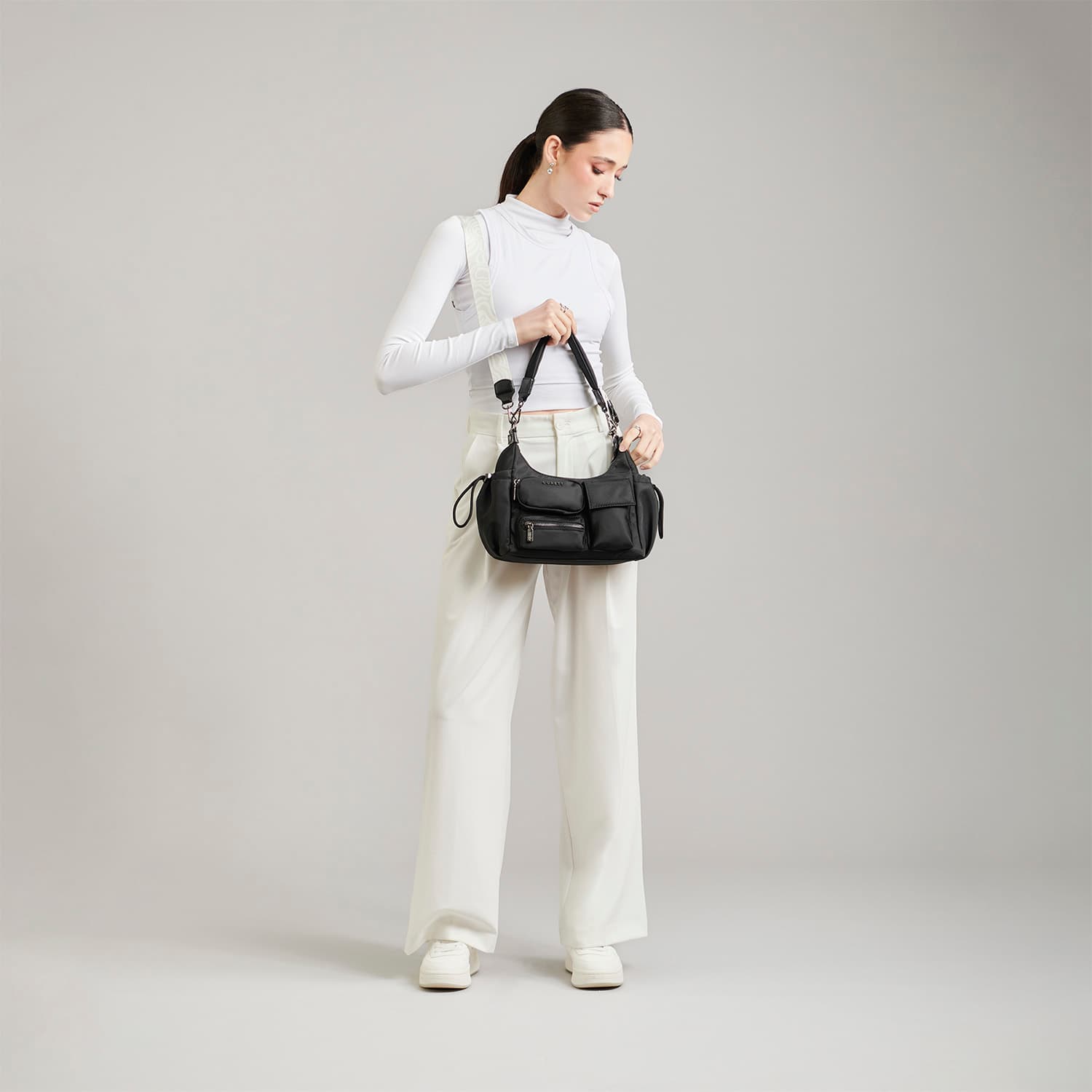 Bolsa de Mano para Dama Gorétt by Chenson Negro con Triple Bolsillo Frontal - vista 2