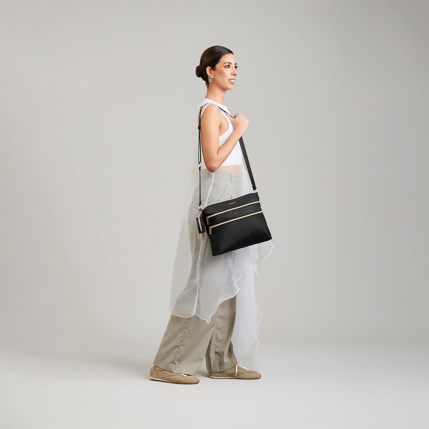 Bolsa de Lado para Dama Gorétt by Chenson Negro Estilo y Funcionalidad - vista 2