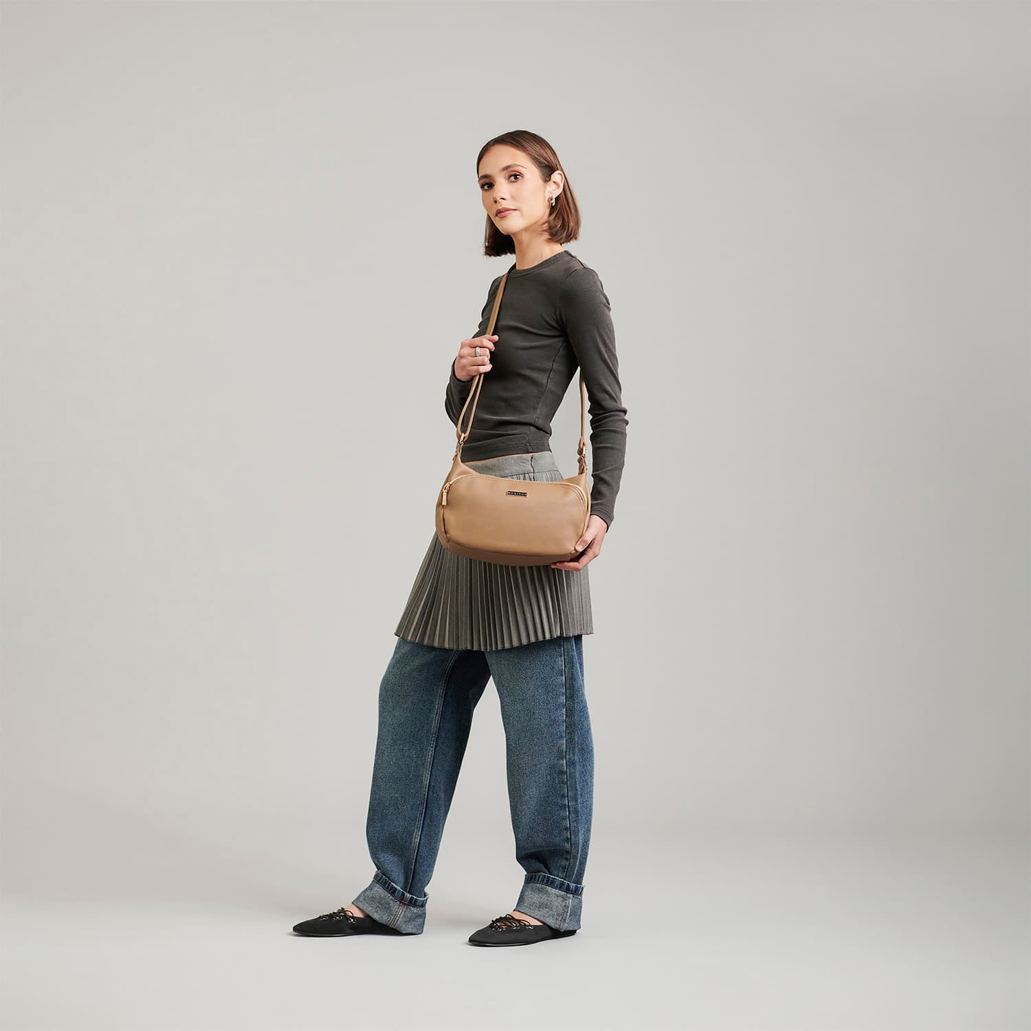 Bolsa de lado para dama Madison by Chenson color Camel con múltiples bolsillos - vista 2