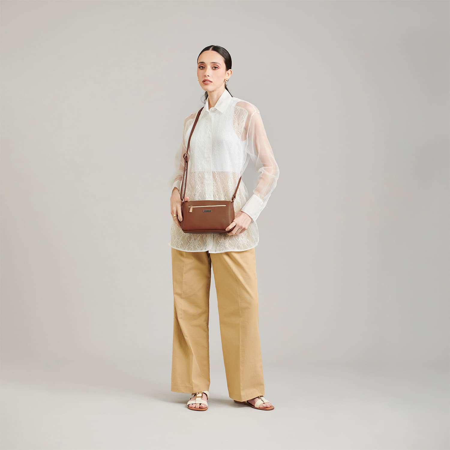 Bolsa de Lado para Dama Madison by Chenson Café con Triple Compartimento - vista 2