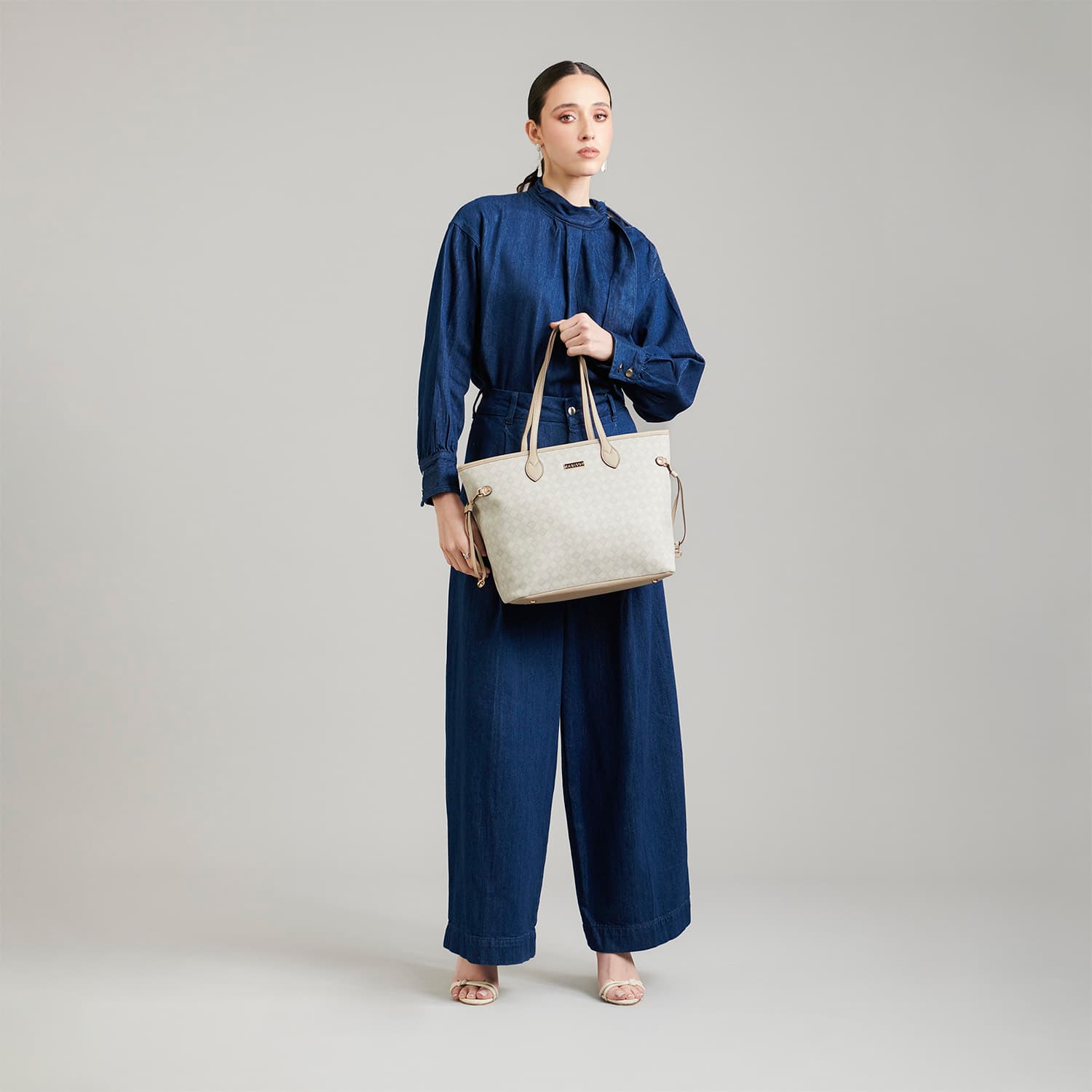 Bolsa grande para dama Madison by Chenson color beige - Estilo y funcionalidad - vista 2