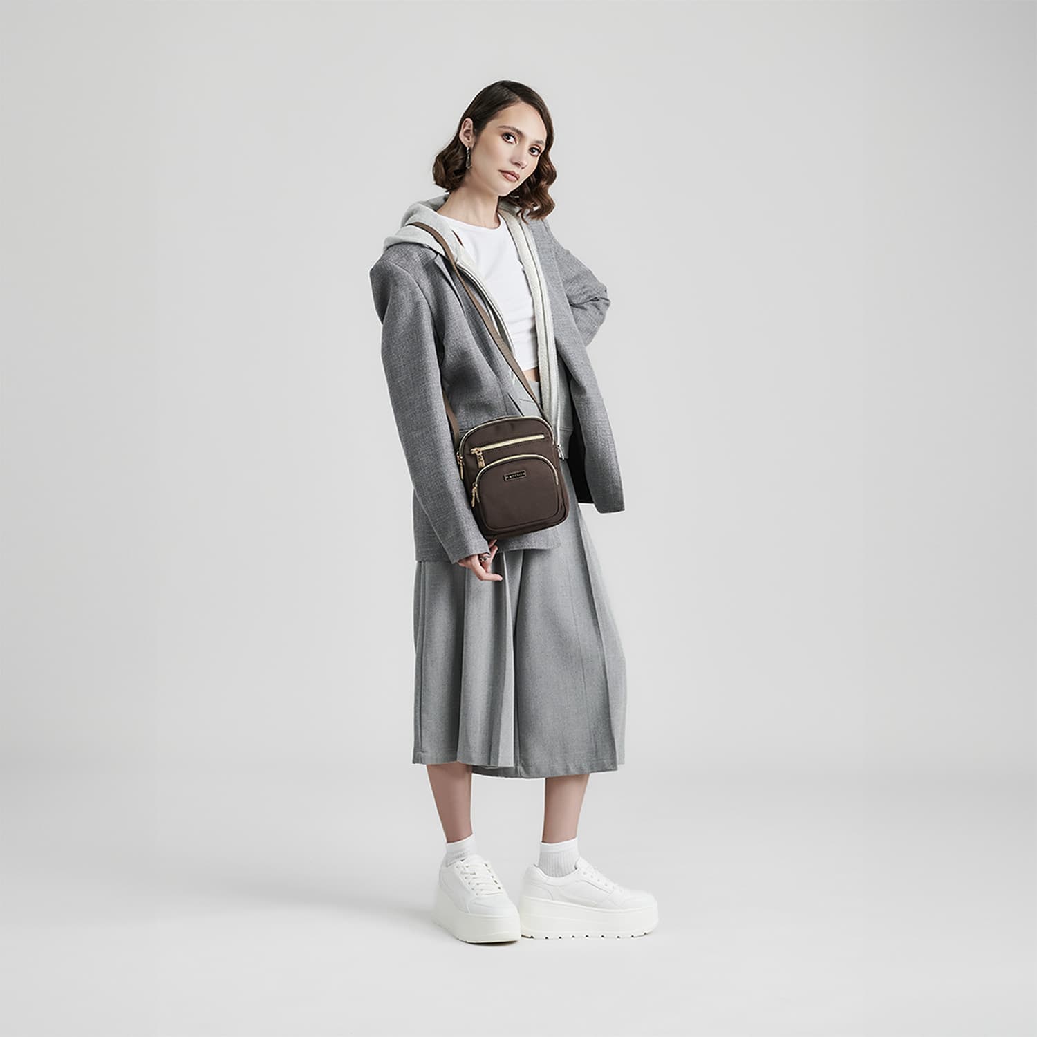 Bolsa de Lado para Dama Madison by Chenson Café Satinado - Estilo y Funcionalidad - vista 2