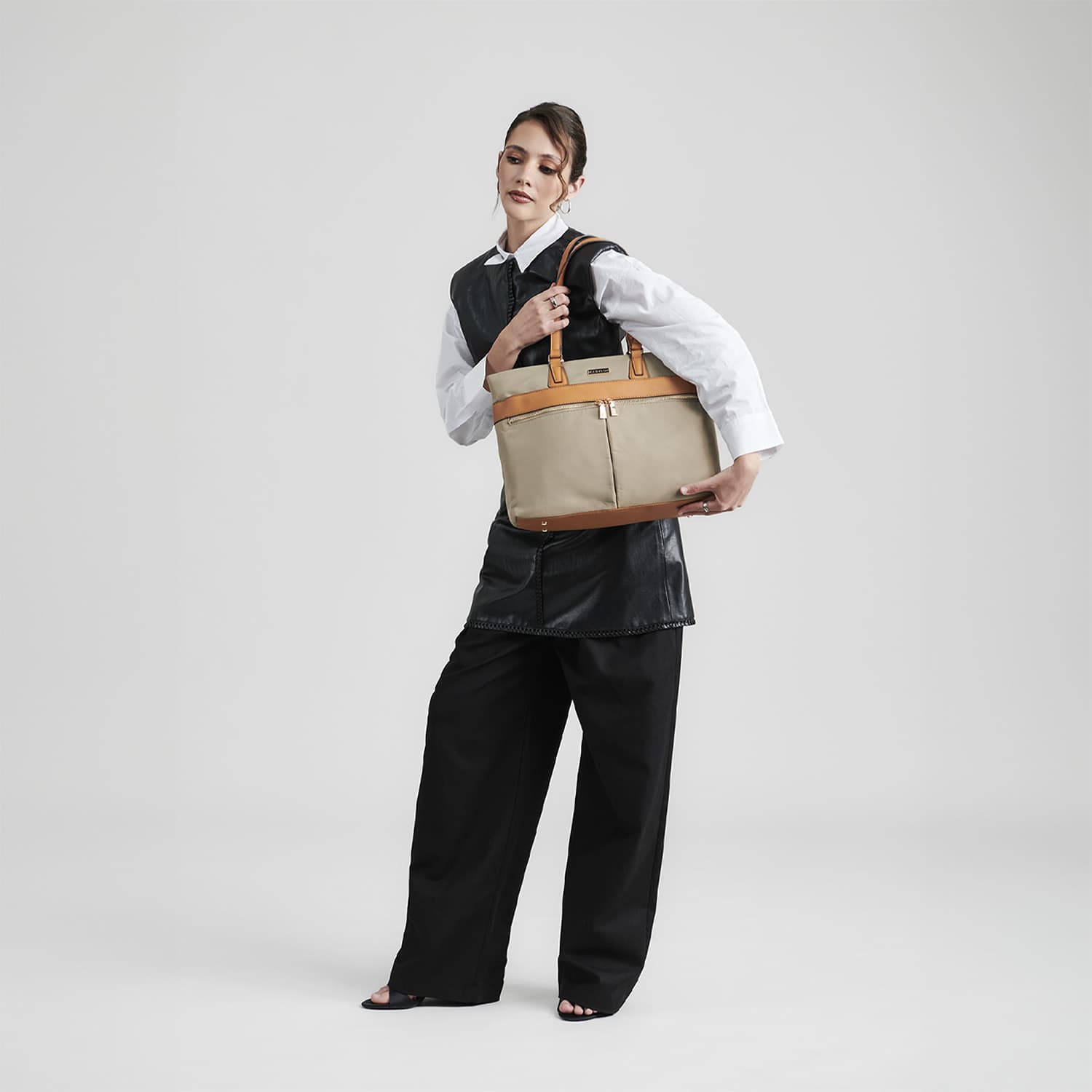 Bolsa grande para dama Madison by Chenson Camel con triple bolsillo - vista 2