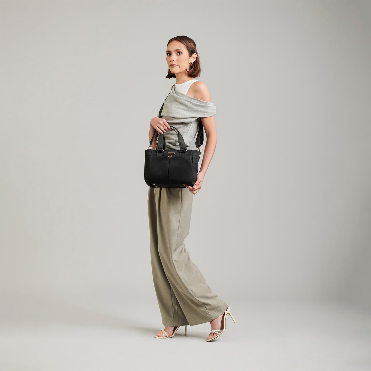 Bolsa de Mano para Dama Madison by Chenson Color Negro con Compartimentos - vista 2