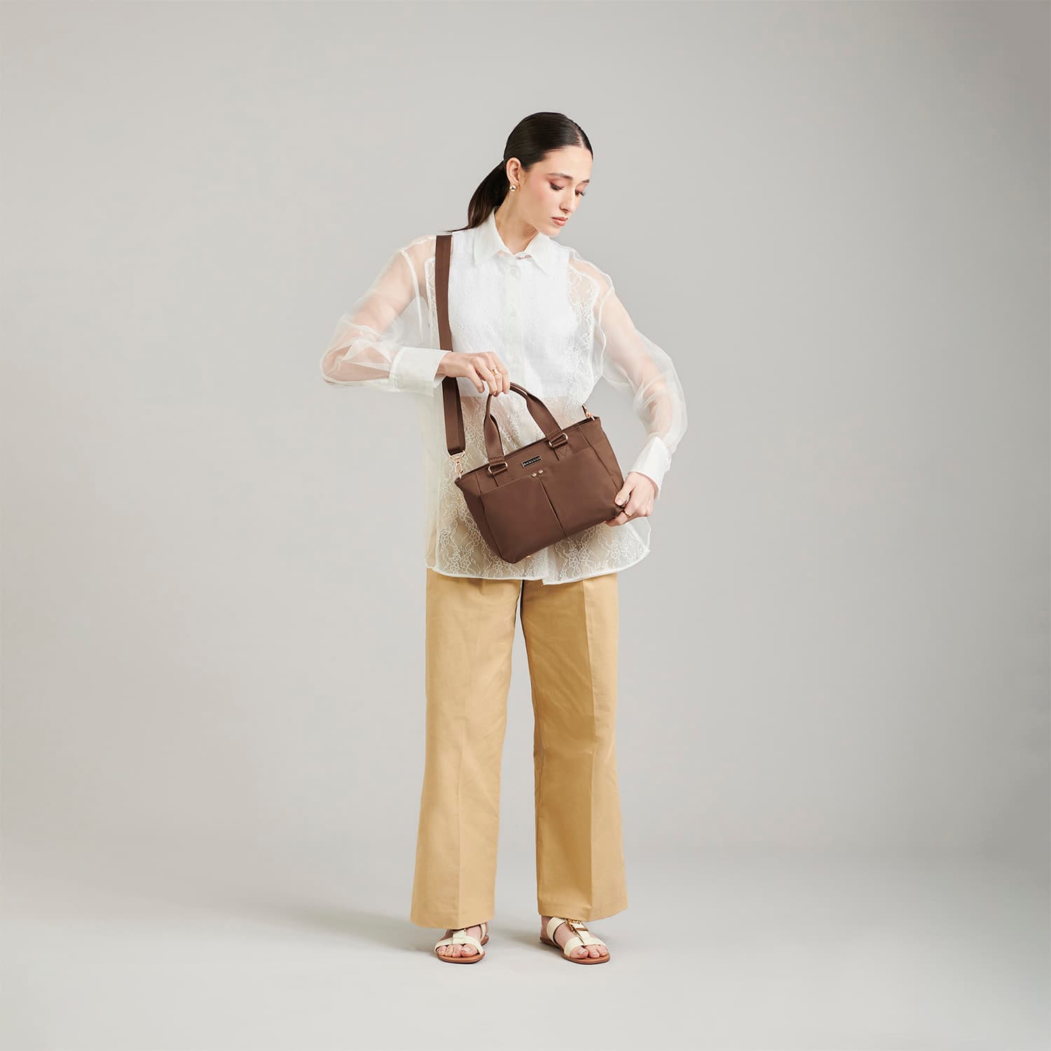 Bolsa de Mano para Dama Madison by Chenson Café - Estilo y Funcionalidad - vista 2