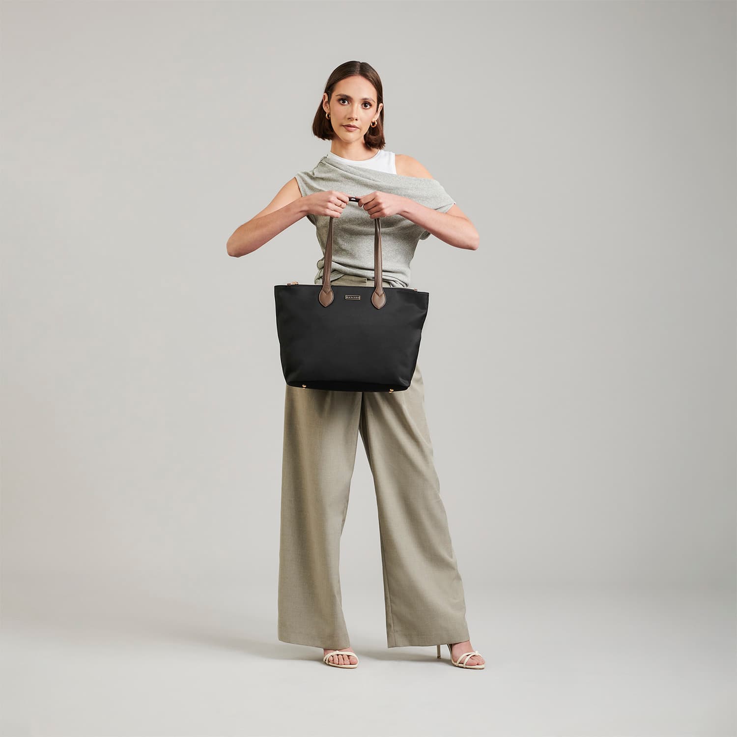 Bolsa grande para dama Madison by Chenson negra con funcionalidad única - vista 2