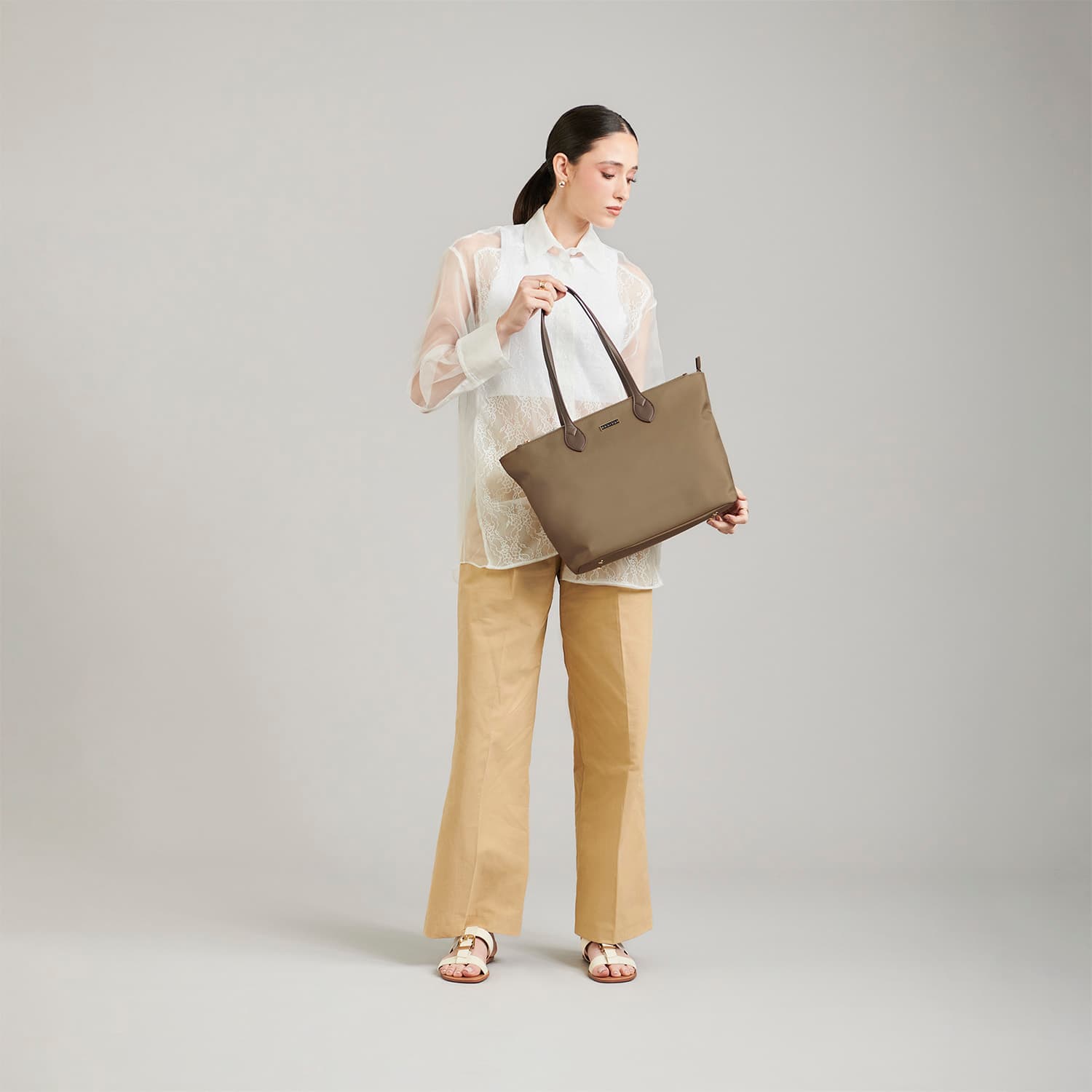 Bolsa grande para dama Madison by Chenson color café con estilo funcional - vista 2