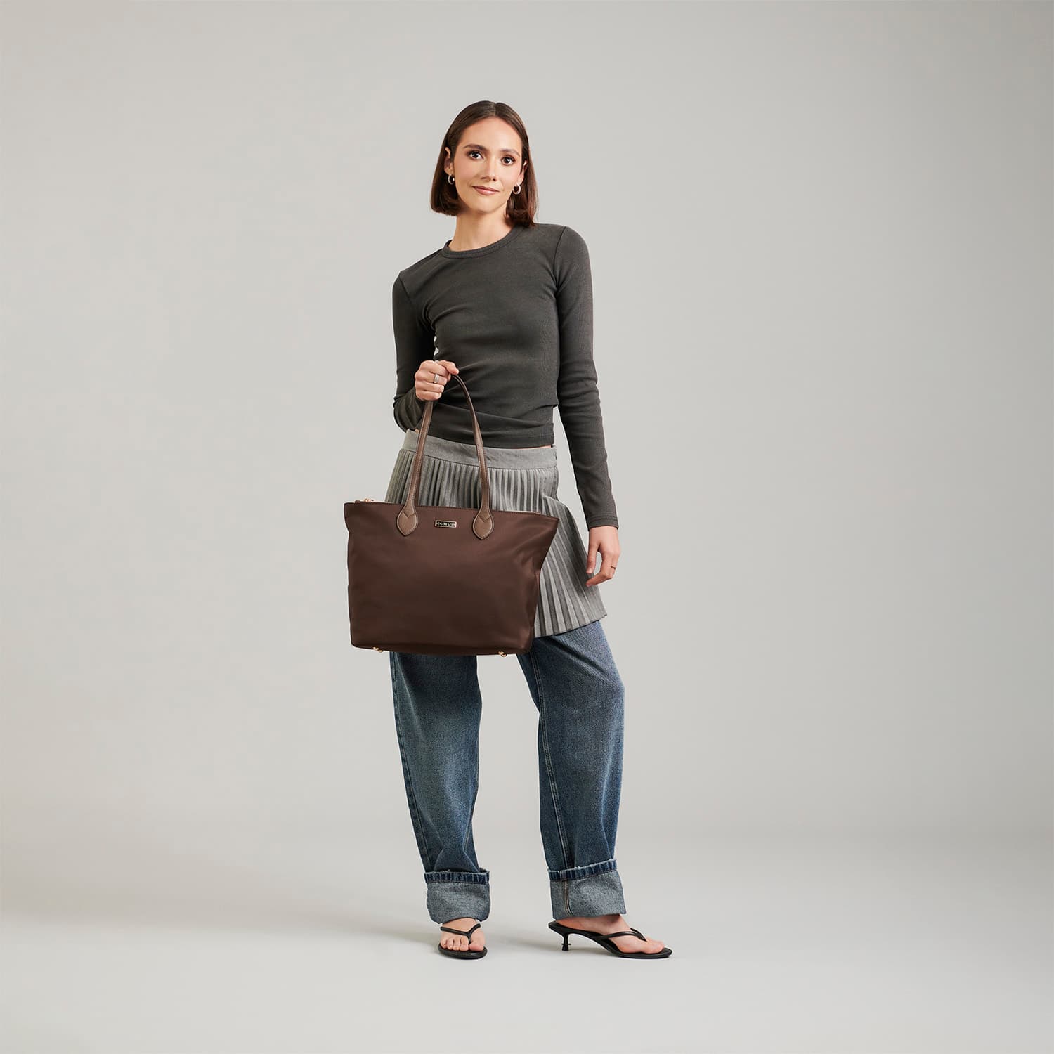 Bolsa grande para dama Madison by Chenson color café satinado - Estilo y funcionalidad - vista 2