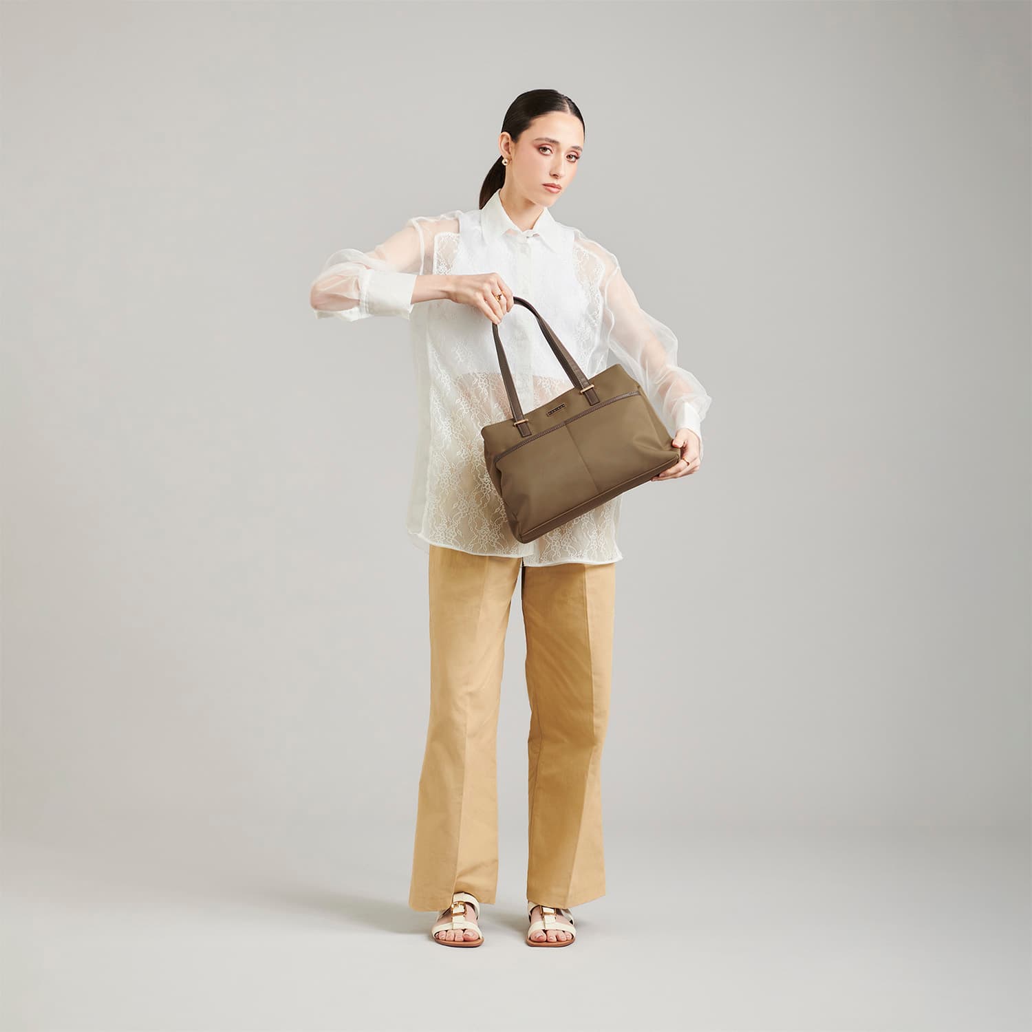 Bolsa grande para dama Madison by Chenson color café con funcionalidad única - vista 2