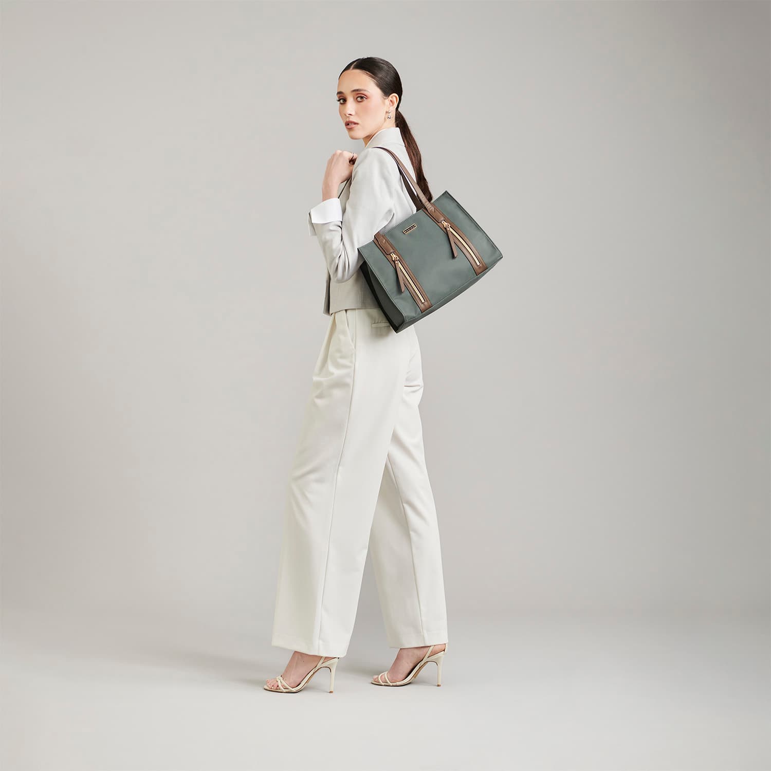 Bolsa grande para dama Madison by Chenson Gris con múltiples bolsillos - vista 2