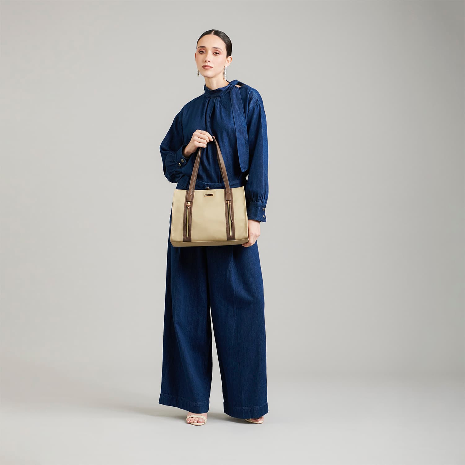 Bolsa grande para dama Madison by Chenson Camel con múltiples bolsillos - vista 2