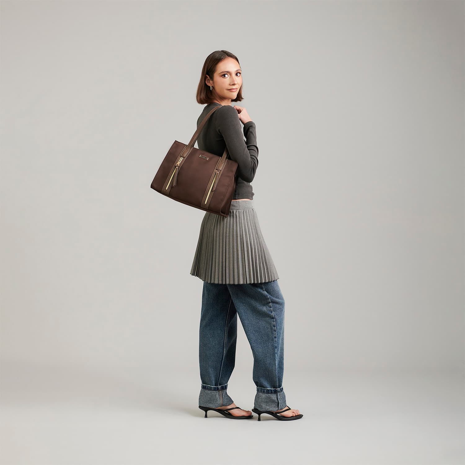 Bolsa grande para dama Madison by Chenson Café Satinado con múltiples bolsillos - vista 2