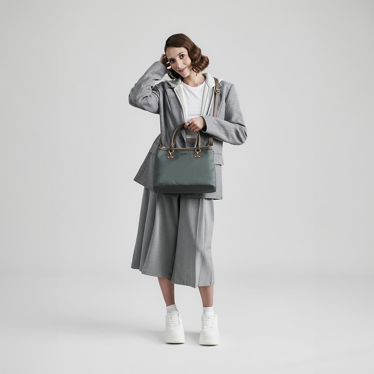 Bolsa de Mano para Dama Madison by Chenson Gris con Estilo y Funcionalidad - vista 2