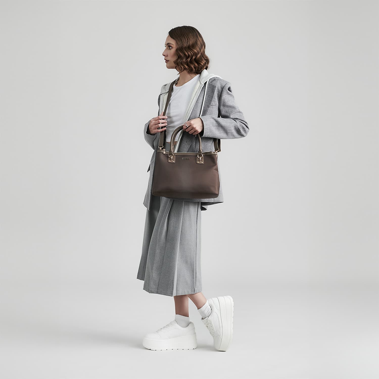 Bolsa de Mano para Dama Madison by Chenson Café Satinado Estilo y Funcionalidad - vista 2