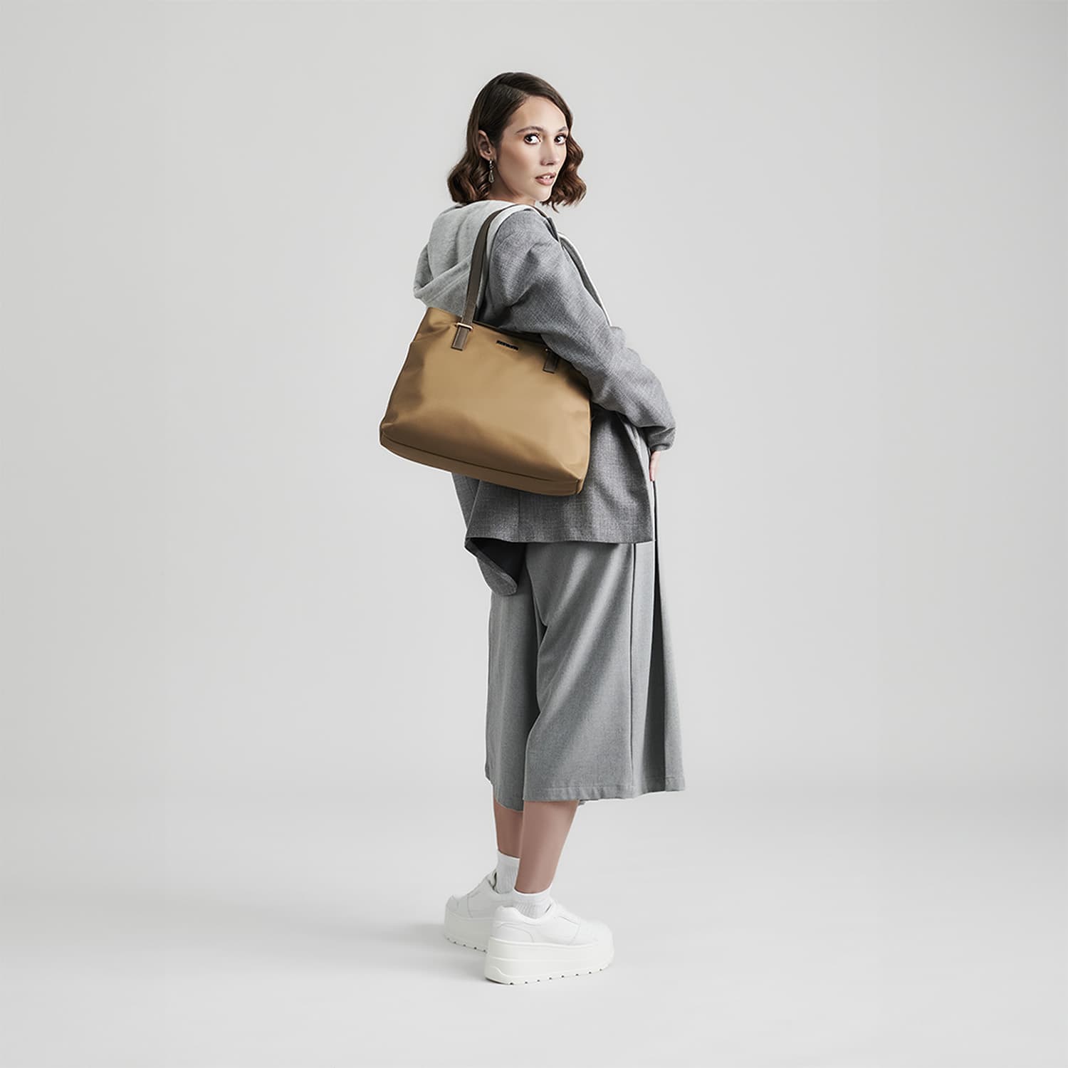 Bolsa grande para dama Madison by Chenson café con compartimentos prácticos - vista 2