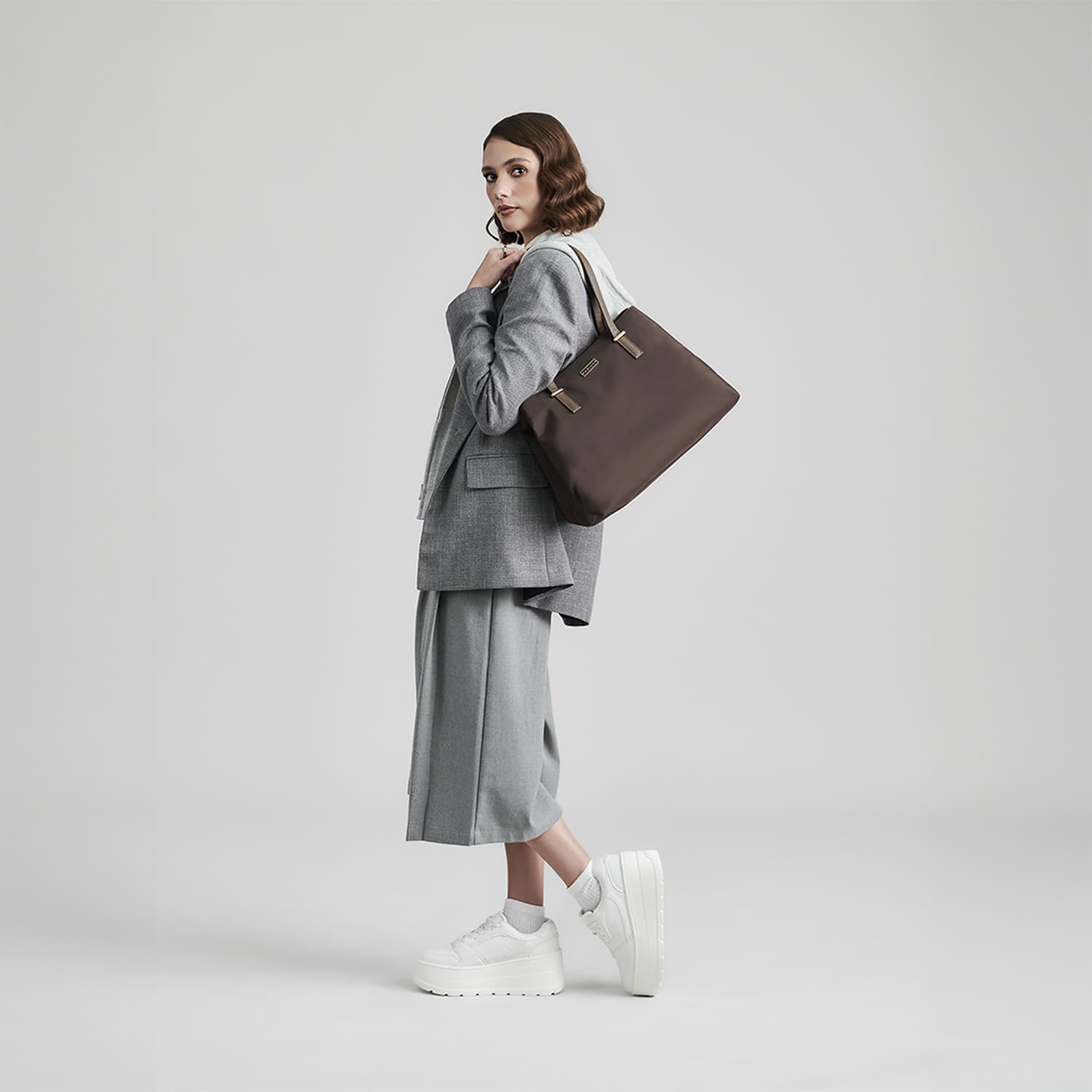 Bolsa grande para dama Madison by Chenson Café Satinado - Estilo y Funcionalidad - vista 2