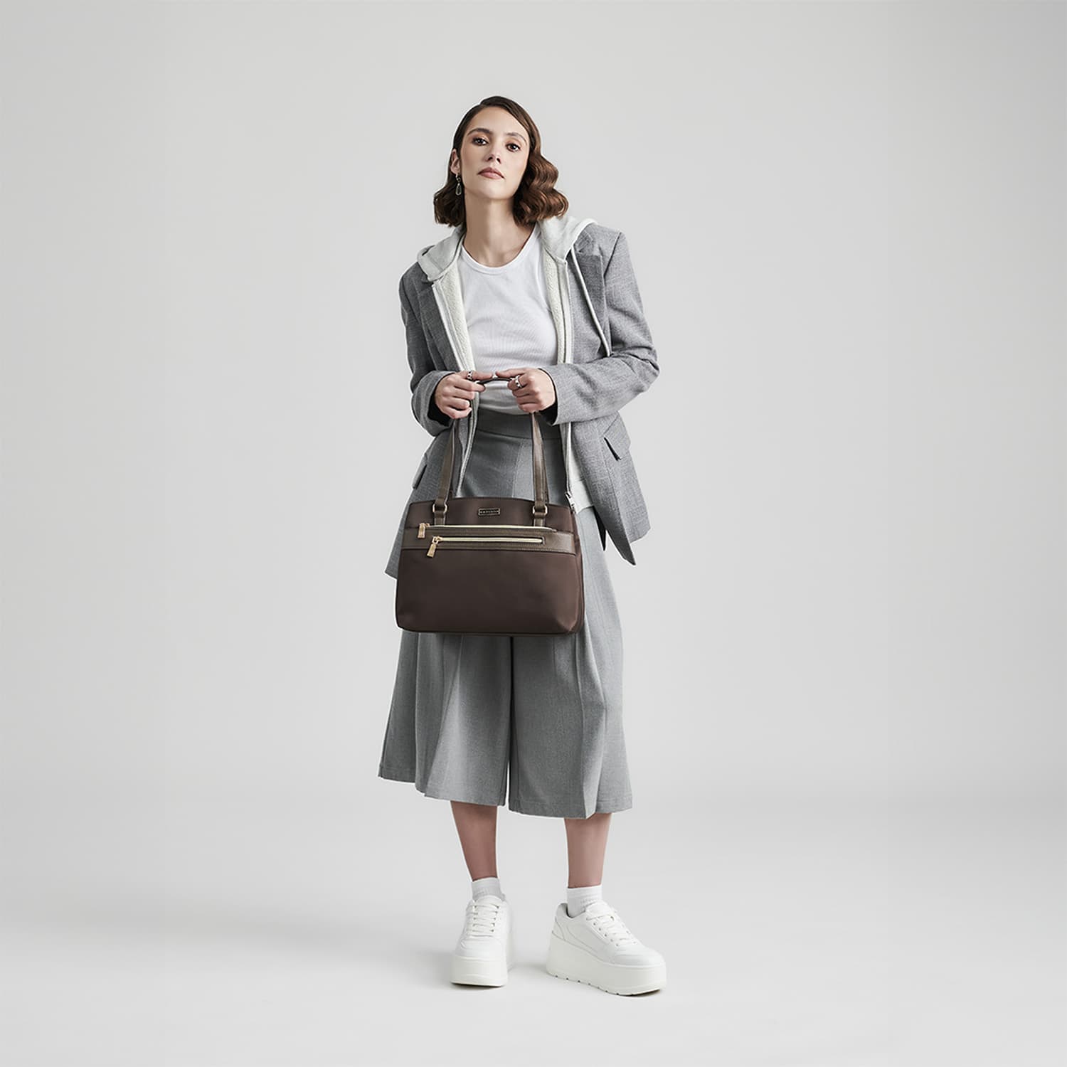 Bolsa grande para dama Madison by Chenson color café satinado con bolsillo frontal - vista 2