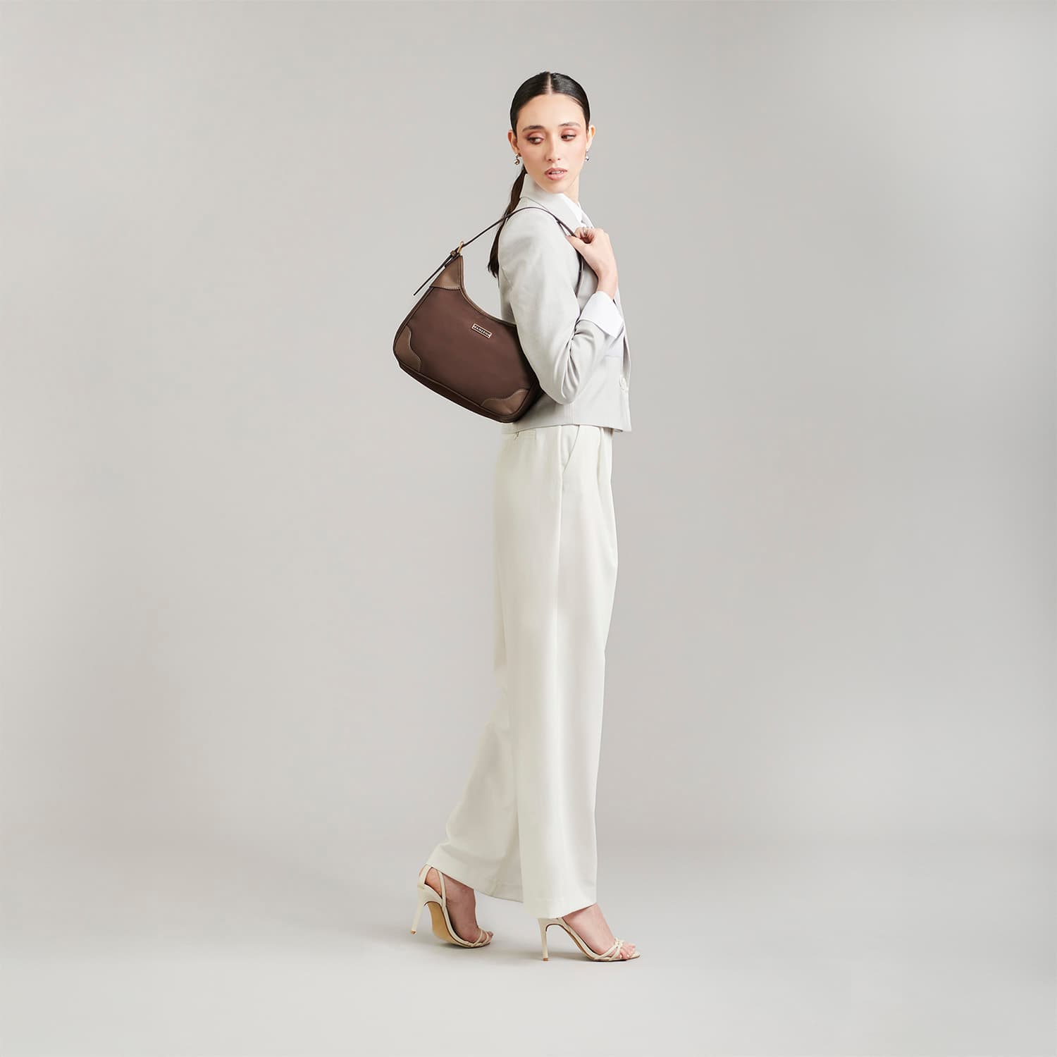 Bolsa de Mano para Dama Madison by Chenson Café Satinado Estilo y Funcionalidad - vista 2