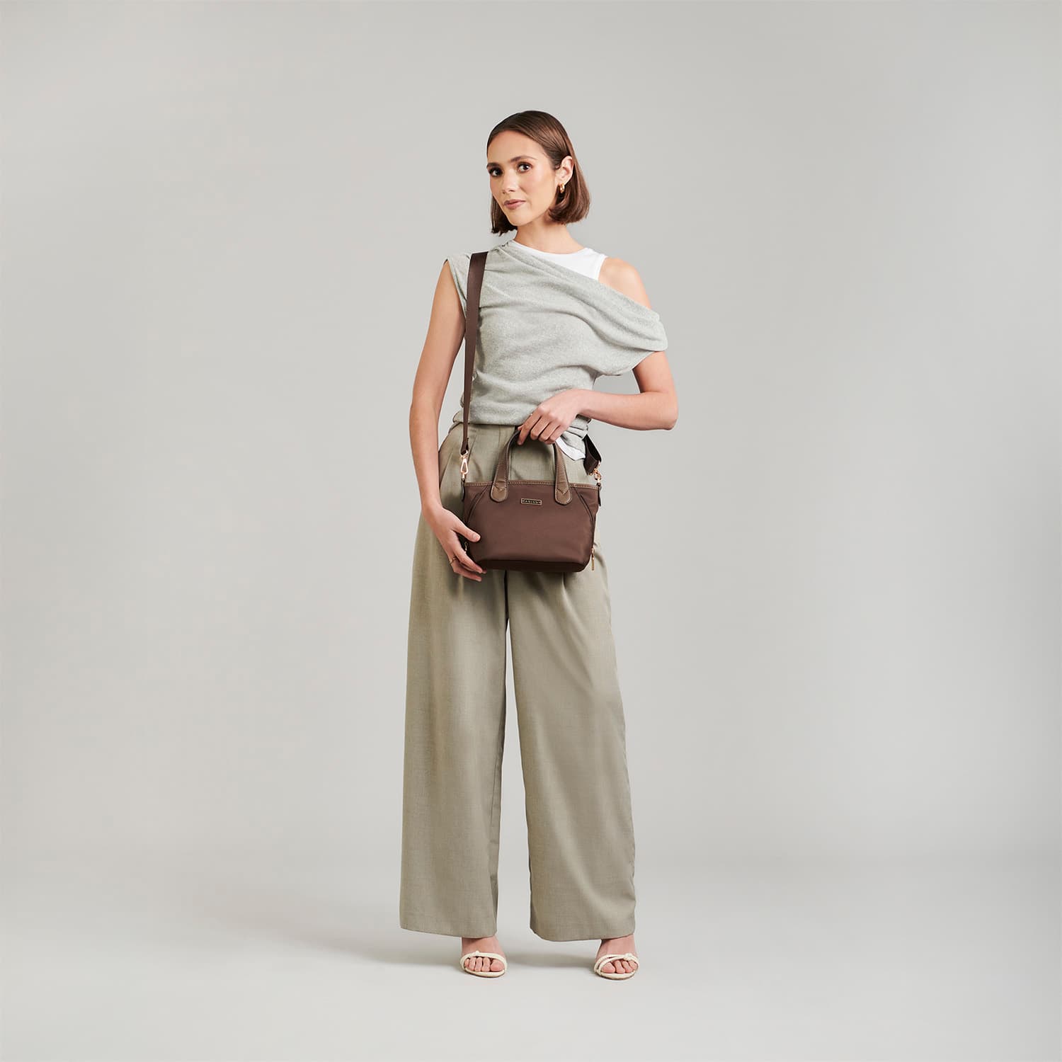 Bolsa de Mano para Dama Madison by Chenson Café Satinado - Estilo y Funcionalidad - vista 2